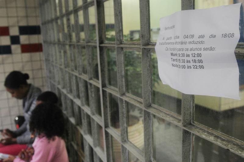 Bilhete afixado na porta indica que as aulas come&ccedil;am 9h30min e v&atilde;o at&eacute; 12h
