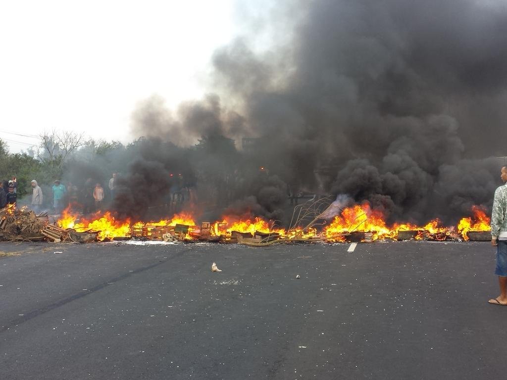 Manifesta&ccedil;&atilde;o bloqueou BR 290 no km 91 queimando pneus