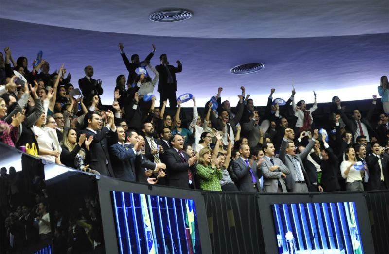 Proposta foi aprovada por 445 votos favor&aacute;veis