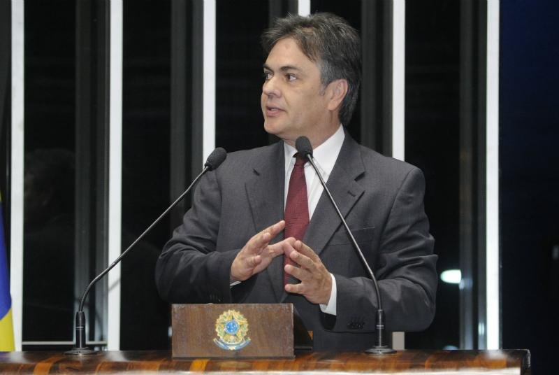 L&iacute;der do PSDB no Senado diz que pesquisa n&atilde;o justifica sa&iacute;da de Dilma 
