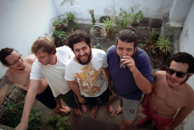 Ian (centro) e banda: da esq para dir. Martin Estevez (bateria), Felipe Zancanaro (guitarra), Guilherme Ceron (baixo) e Pedro Dom (piano e clarinete)