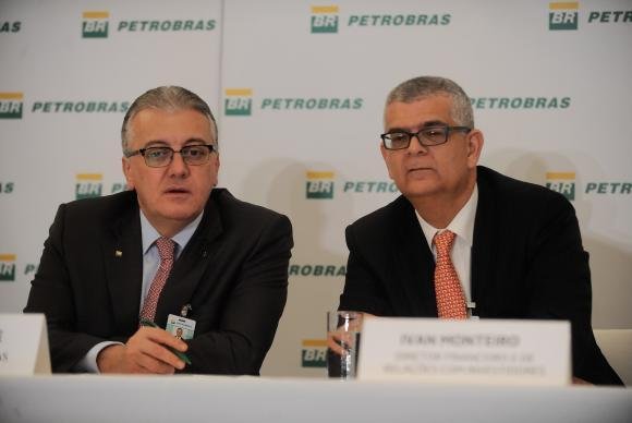 Aldemir Bendine (&agrave; esquerda), ao lado do diretor Financeiro e de Rela&ccedil;&otilde;es com Investidores, Ivan Monteiro, destacou a transpar&ecirc;ncia do balan&ccedil;o