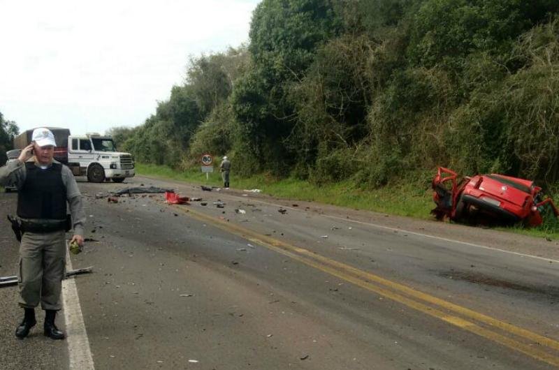 Quatro morrem em colis&atilde;o entre carro e caminh&atilde;o