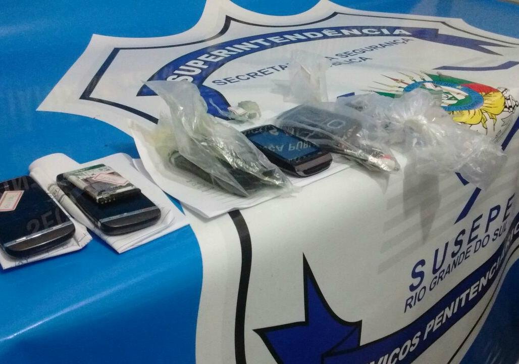 Houve a apreens&atilde;o d celulares, carregadores, baterias, serras e drogas