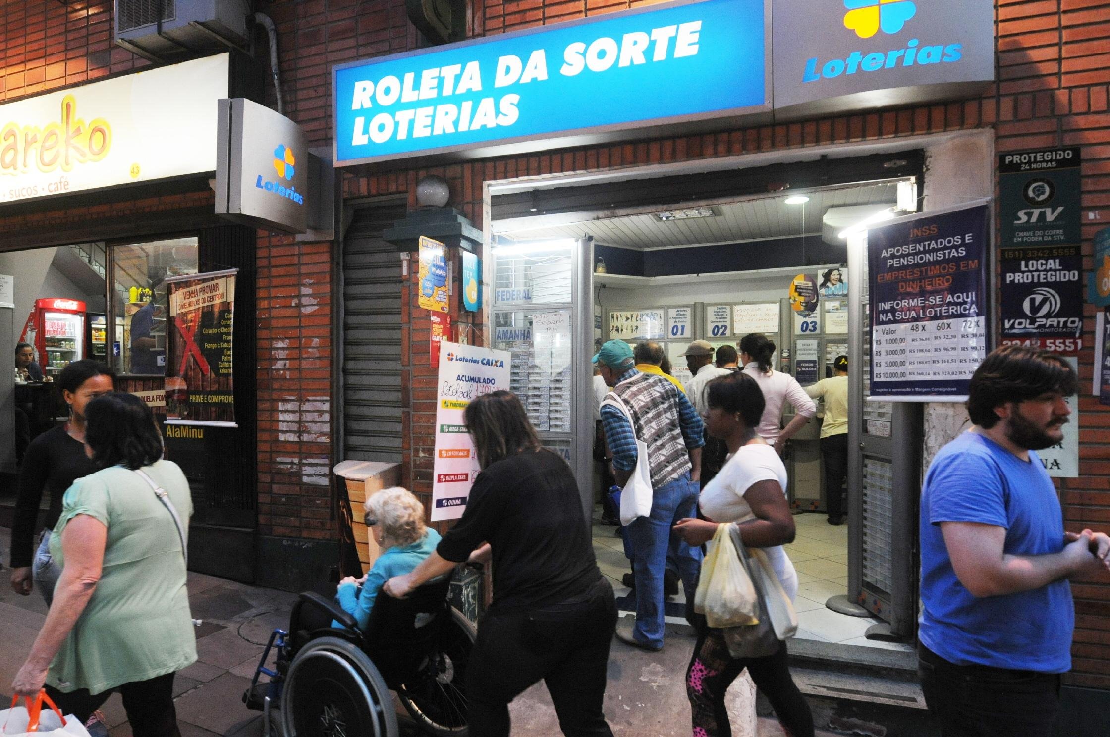 Bilhetes premiados foram registrados em lot&eacute;ricas de Porto Alegre e de Santa Maria 