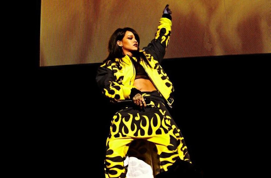 Rihanna se apresenta no palco principal 