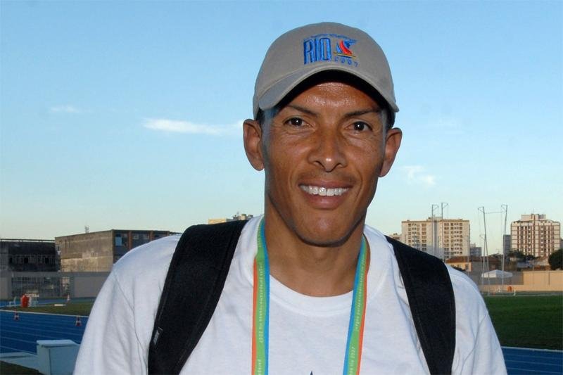 Joaquim Cruz volta a correr como guia de atleta no Parapan