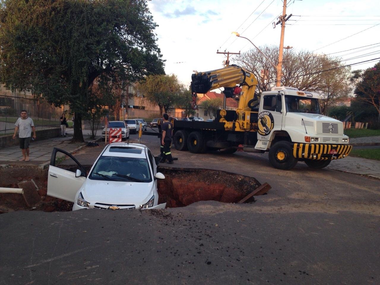 Carro caiu em cratera em Novo Hamburgo