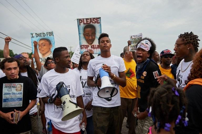 Passeata em Ferguson lembra anivers&aacute;rio da morte de jovem negro