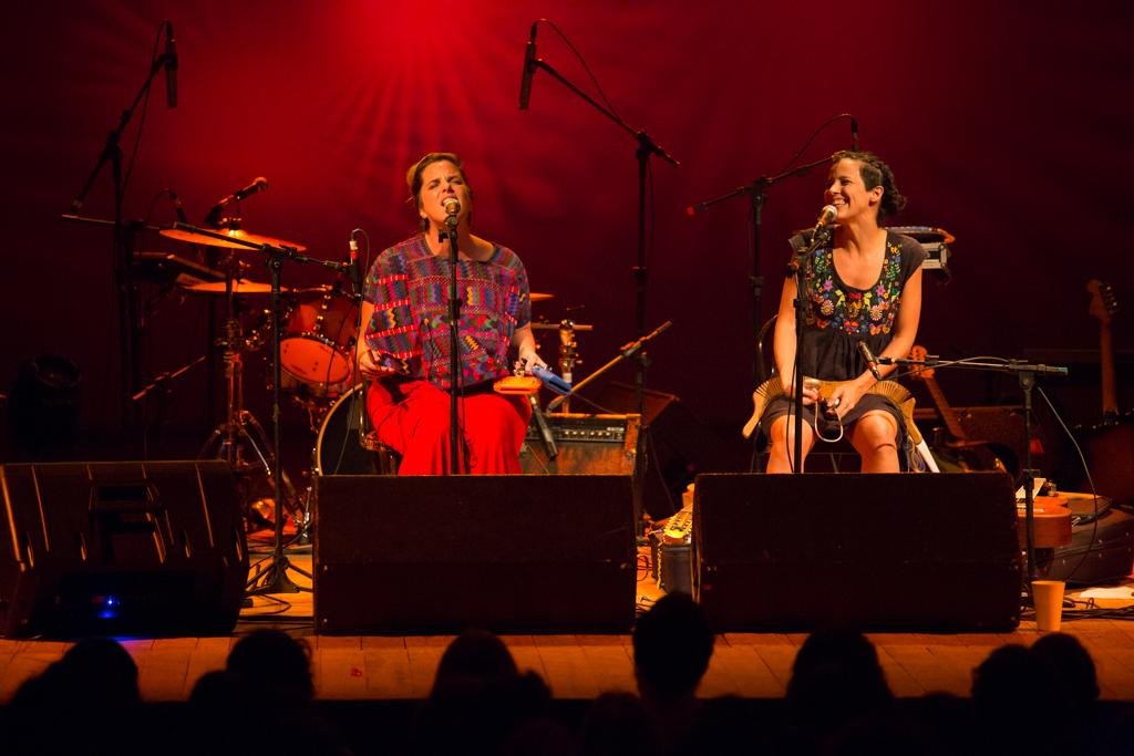 Aguardadas com ansiedade pelo p&uacute;blico, a banda hermana encantou com m&uacute;sicas do seu &uacute;nico disco e apresentou, tamb&eacute;m, algumas can&ccedil;&otilde;es in&eacute;ditas