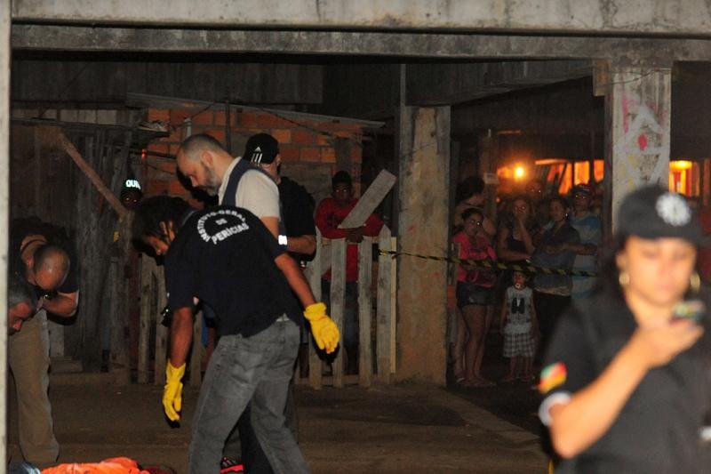 Oito encapuzados com trajes similares aos da pol&iacute;cia teriam rendido v&iacute;timas e atirado
