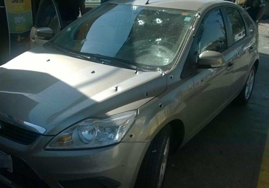 Dupla &eacute; suspeita de ter assaltado posto de gasolina na zona Sul 