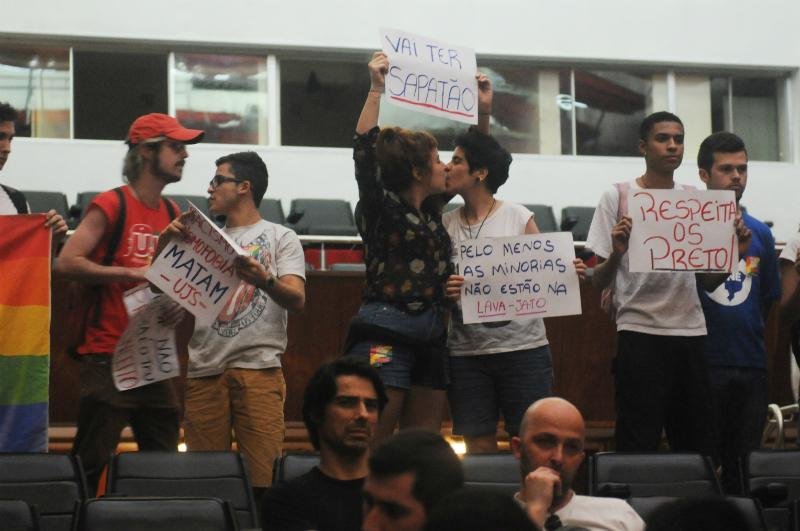 Gupo invadiu o plen&aacute;rio Dante Barone com faixas e cartazes
