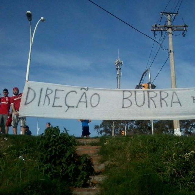 Torcedores levaram faixas de protesto ao CT do Parque Gigante