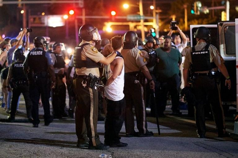 Ferguson entra em estado de emerg&ecirc;ncia ap&oacute;s manifesta&ccedil;&otilde;es e tiroteio