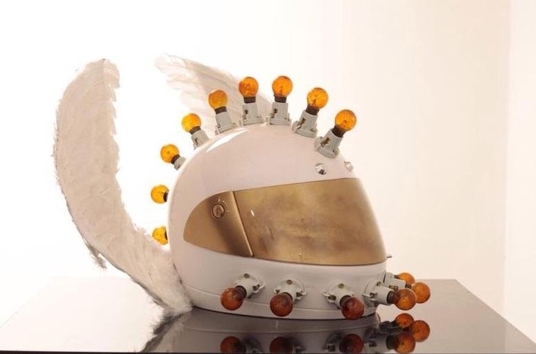 Capacete customizado pelo designer Rodrigo C&acirc;mara, curador da mostra