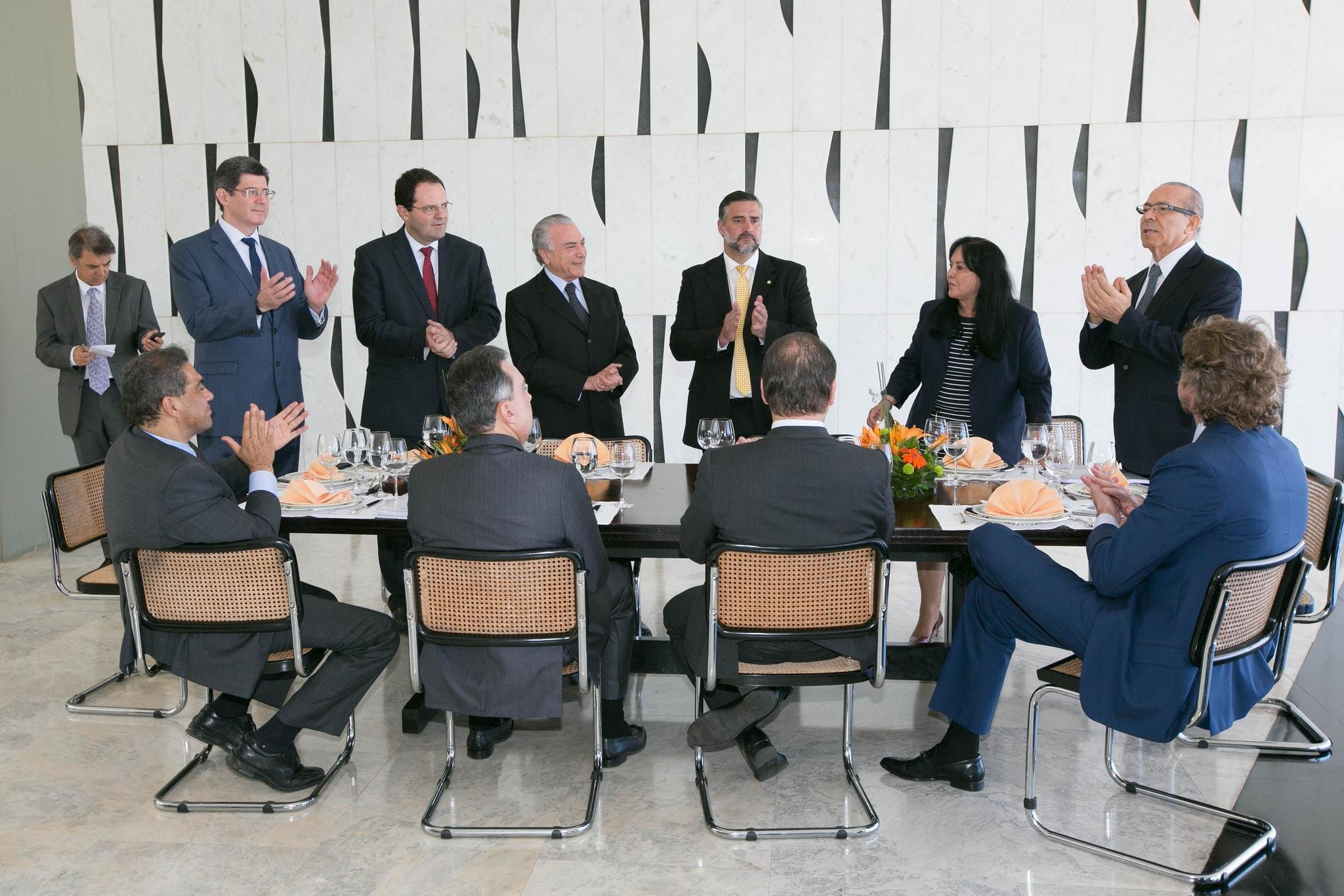 Temer re&uacute;ne l&iacute;deres e ministros para discutir governabilidade