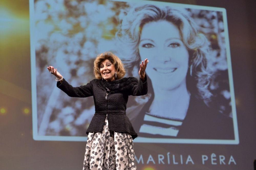 Atriz recebeu a distin&ccedil;&atilde;o do Festival de Gramado nesta ter&ccedil;a-feira 