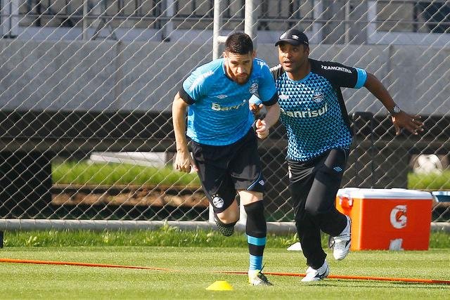 Roger promove treino movimentado e aprimora sa&iacute;da de bola no Gr&ecirc;mio 