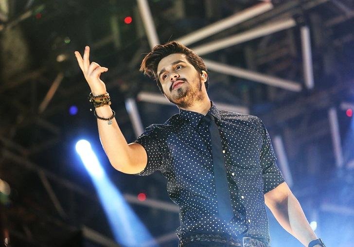 Cantor apresenta grandes sucessos da carreira em formato diferente