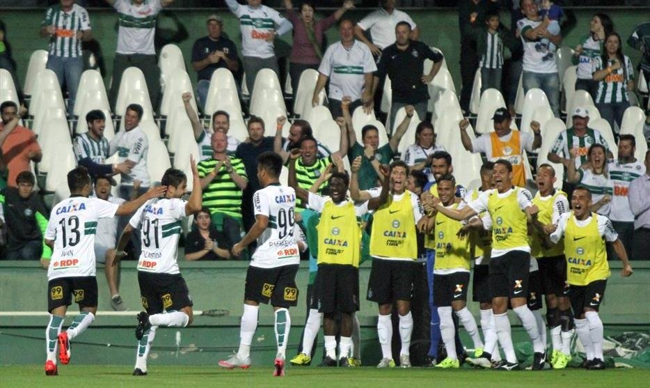 Coritiba venceu o Palmeiras, por 2 a 1, no est&aacute;dio Couto Pereira