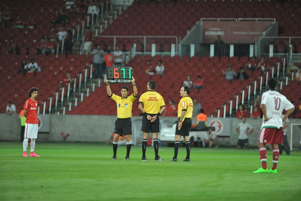 No jogo entre Internacional e Fluminense, no Beira-Rio, &aacute;rbitros usaram o n&uacute;mero 671, referente &agrave; PEC