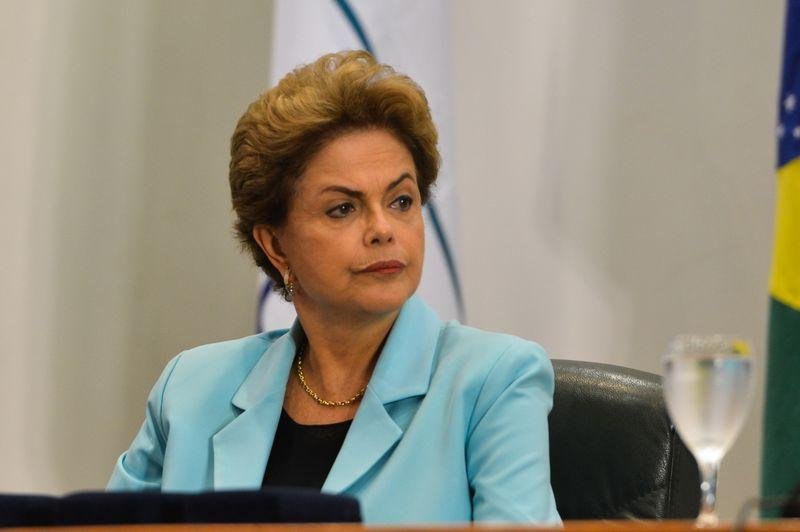 Dilma diz que pa&iacute;s ainda vive cultura do golpe e que n&atilde;o cogita renunciar