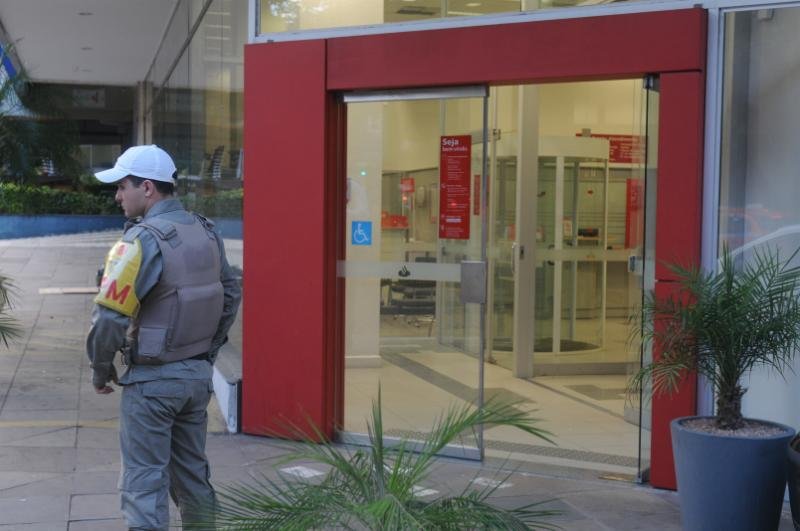 Ag&ecirc;ncias do Santander foram atacadas na madrugada desta quinta-feira 