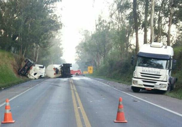 Ve&iacute;culo ficou atravessado na pista derramando combust&iacute;vel