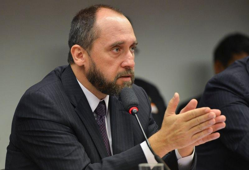 Lu&iacute;s In&aacute;cio Adams disse nesta quinta-feira que o governo est&aacute; "tranquilo" em responder aos novos questionamentos