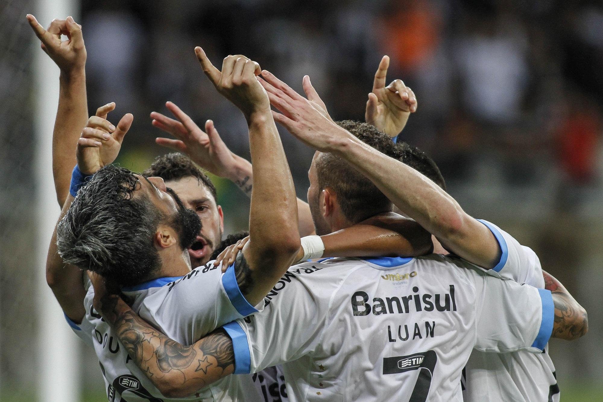 Douglas comandou o setor ofensivo no 2 a 0 e Geromel foi perfeito na defesa para garantir tr&ecirc;s pontos