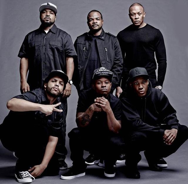 Ice Cube, o diretor F. Gary Gray, Dr. Dre (cima), Corey Hawkins, Jason Mitchell e O&acute;Shea Jackson Jr.