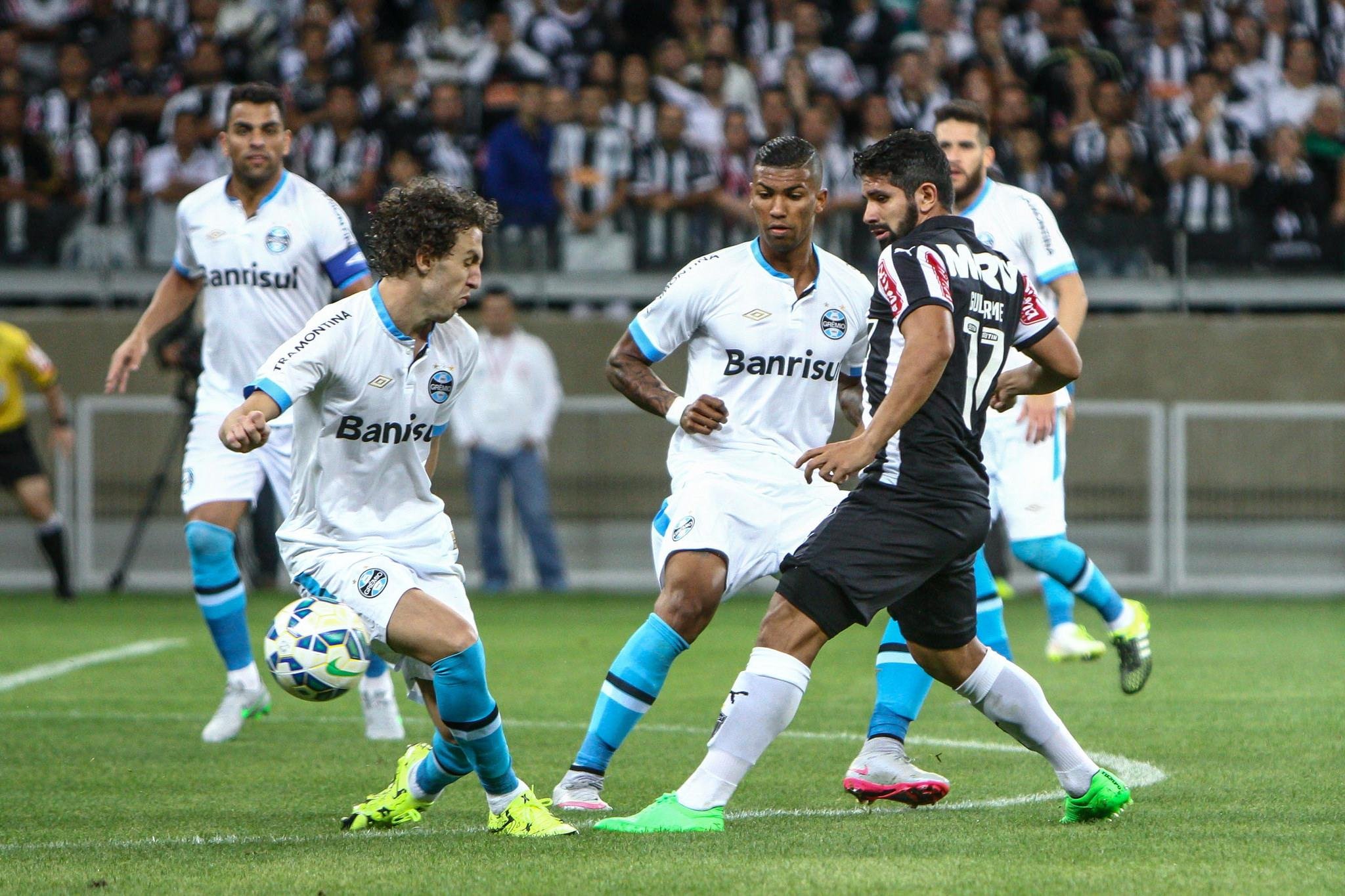 Gr&ecirc;mio se aproximou dos l&iacute;deres com vit&oacute;ria sobre o Galo