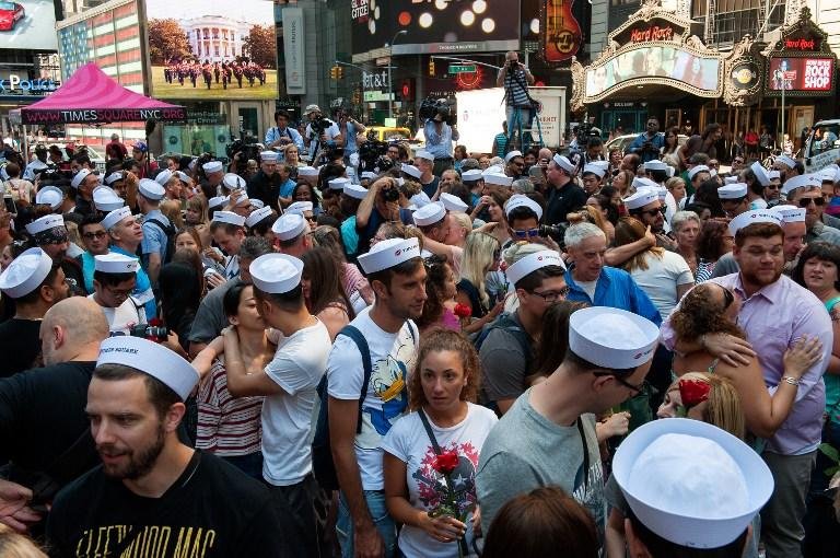 Centenas de casais recriam c&eacute;lebre cena do beijo na Times Squares