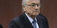 Blatter diz que foi ameaçado de prisão por Platini