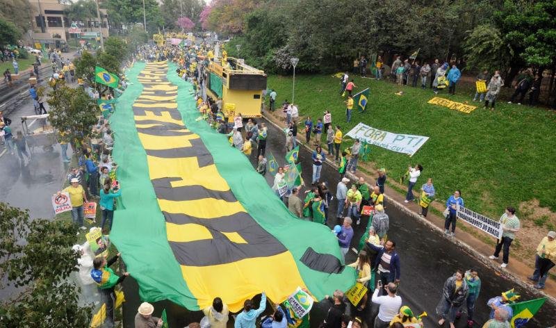 Manifestantes concentrados para iniciar caminhada pela cidade