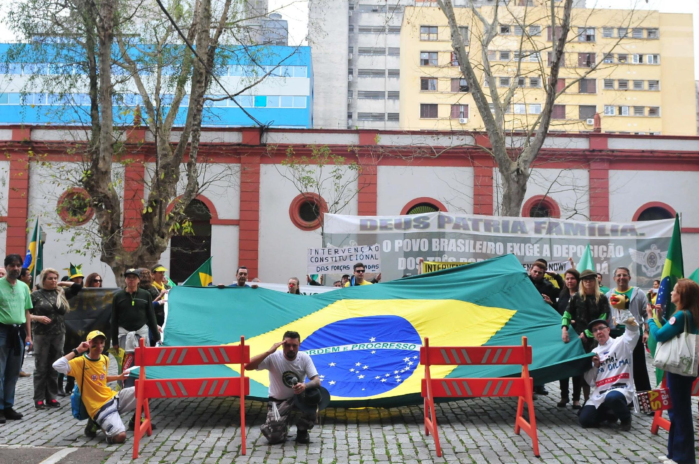 Grupo se dirige ao Comando Militar do Sul para pedir interven&ccedil;&atilde;o militar no Brasil