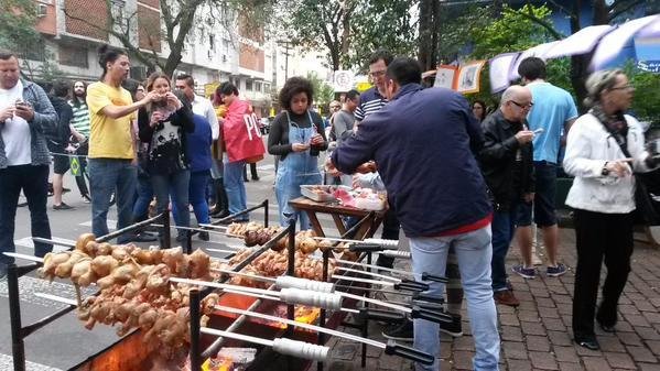 Coxinhas foram assadas em uma churrasqueira improvisada na cal&ccedil;ada e vendida a R$ 2
