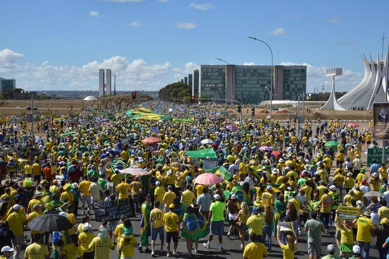 Pessoas sa&iacute;ram &agrave;s ruas com camisetas da sele&ccedil;&atilde;o brasileira, cartazes e bandeiras do Brasil