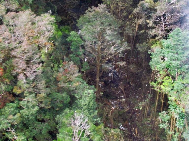Equipes de busca encontram destro&ccedil;os de avi&atilde;o desaparecido na Indon&eacute;sia