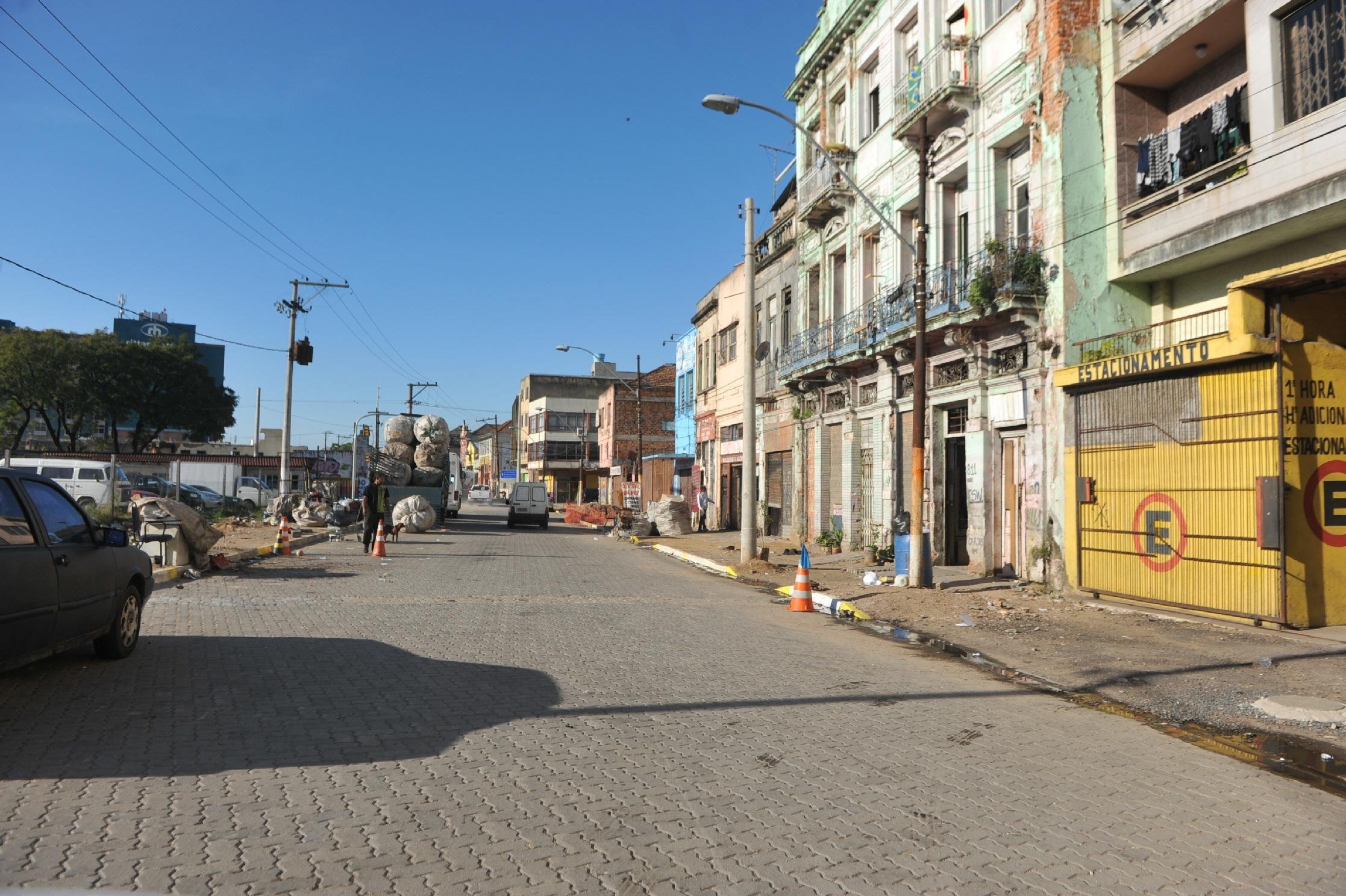 Rua Volunt&aacute;rios da P&aacute;tria fica bloqueada para obras de duplica&ccedil;&atilde;o