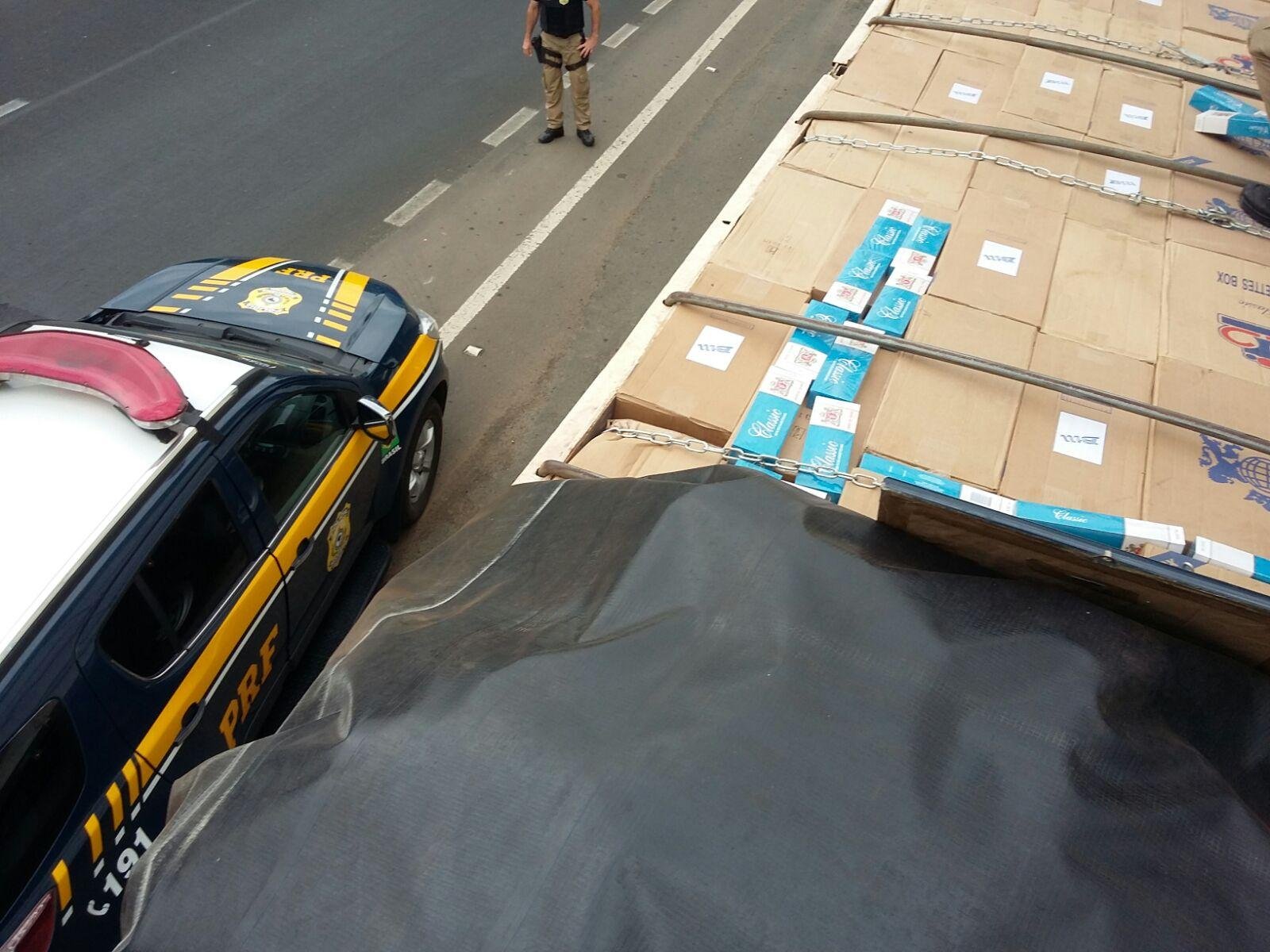 PRF apreende carreta com cigarros contrabandeados no valor de R$ 1,5 milh&atilde;o