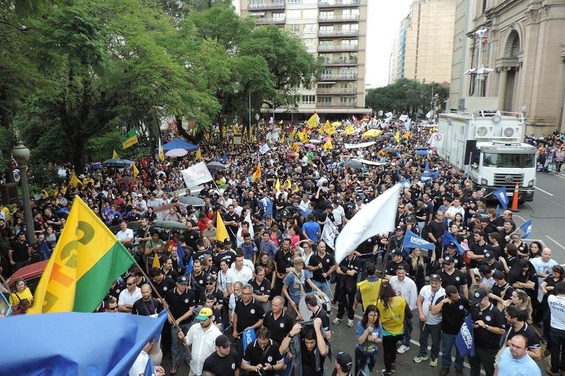 Por volta das 15h, eles se dirigiram at&eacute; o Pal&aacute;rio Piratini pela avenida Borges de Medeiros