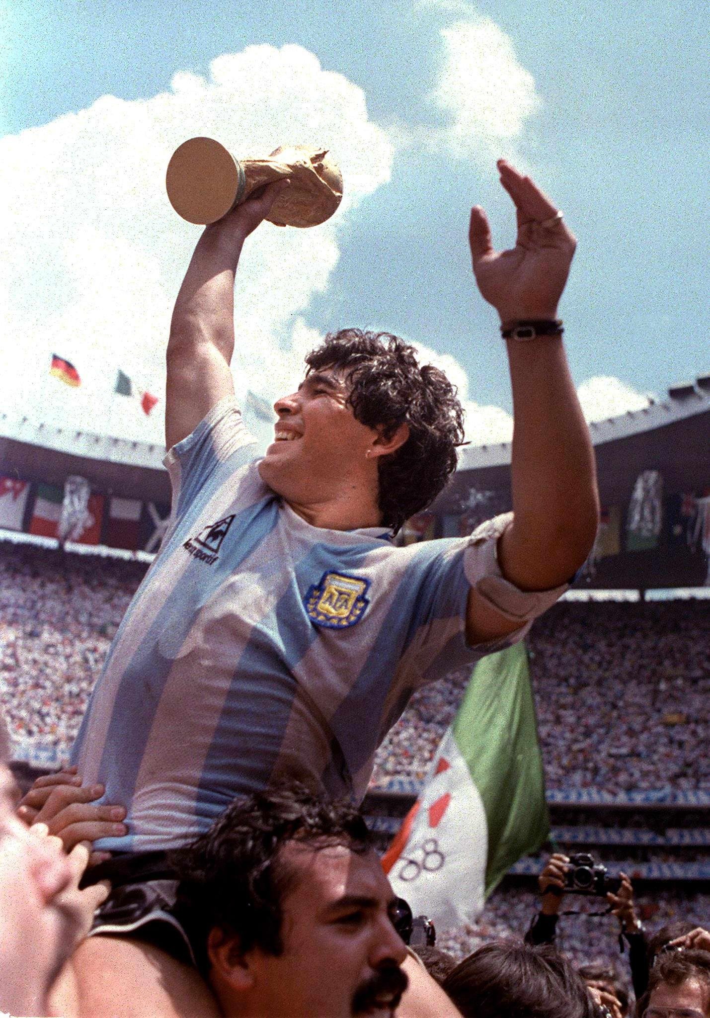 Muitos consideram o gol mais bonito da hist&oacute;ria do futebol, ap&oacute;s driblar meio time ingl&ecirc;s
