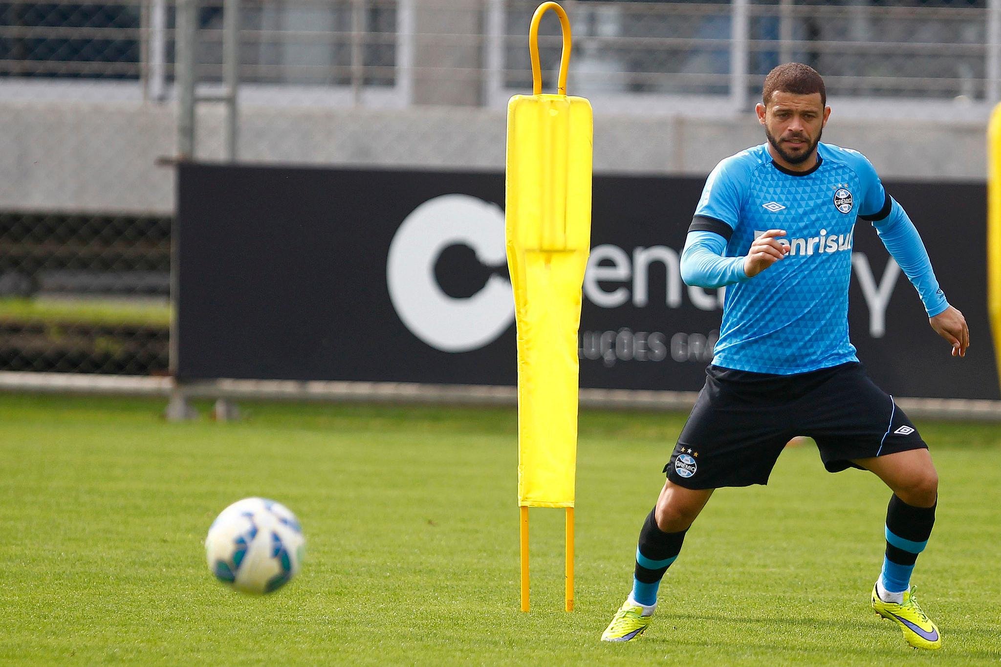 Edinho pede Gr&ecirc;mio inteligente contra o Coritiba