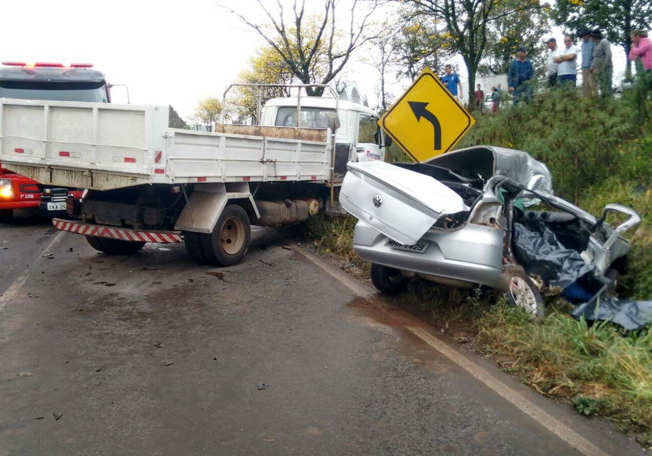 Voyage teria invadido pista contr&aacute;ria e batido na lateral de um caminh&atilde;o