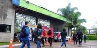 Estudantes precisaram caminhar da avenida Bento Gonçalves até os prédios durante toda a manhã