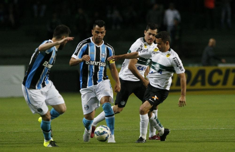 Gr&ecirc;mio e Coritiba se enfrentam por vaga nas quartas de final
