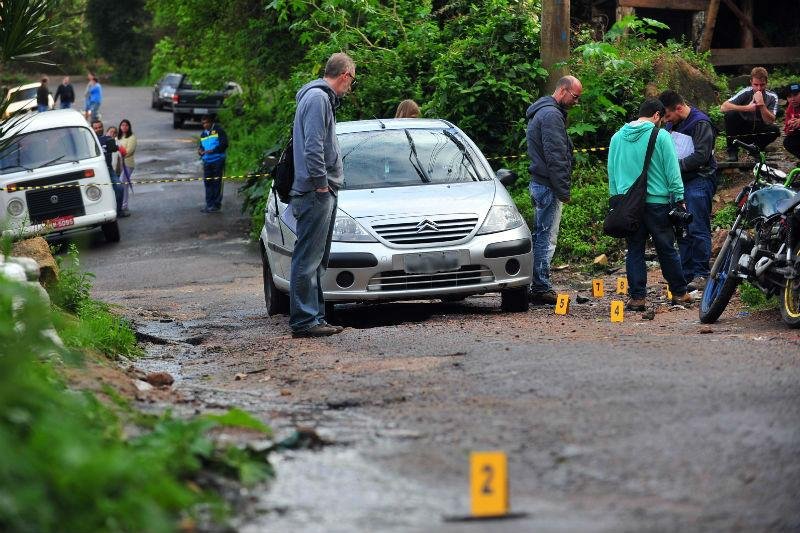Homem &eacute; morto a tiros dentro de carro em Porto Alegre