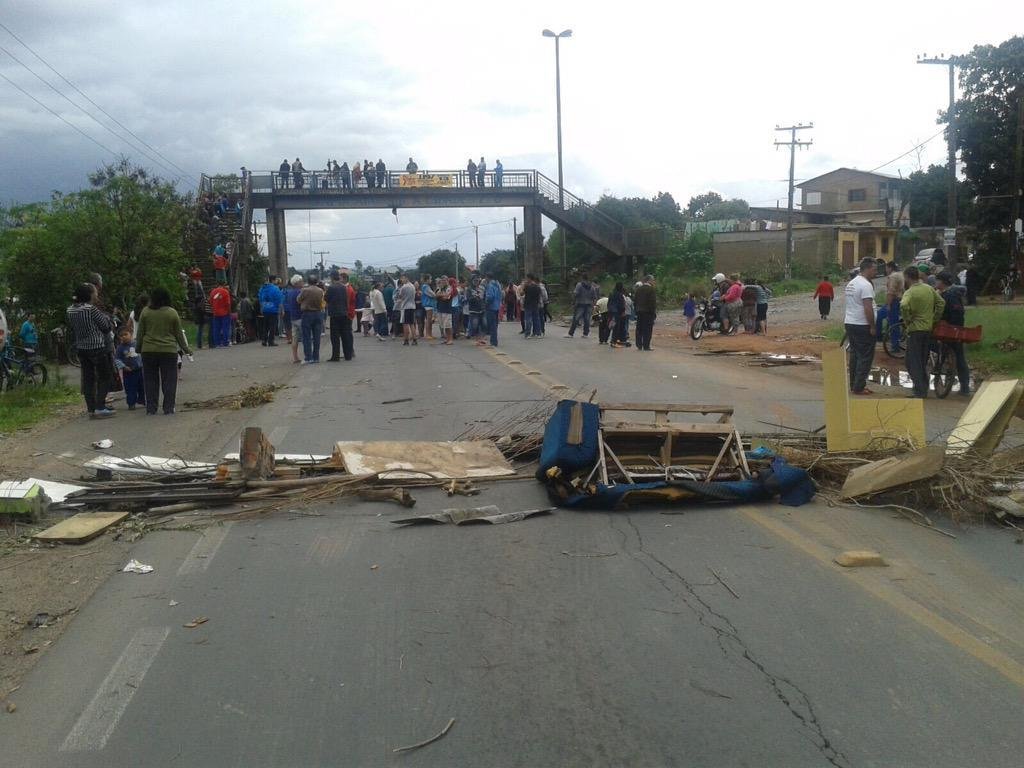 Protesto j&aacute; dura quase tr&ecirc;s horas no km 2 da rodovia, em Sapucaia do Sul